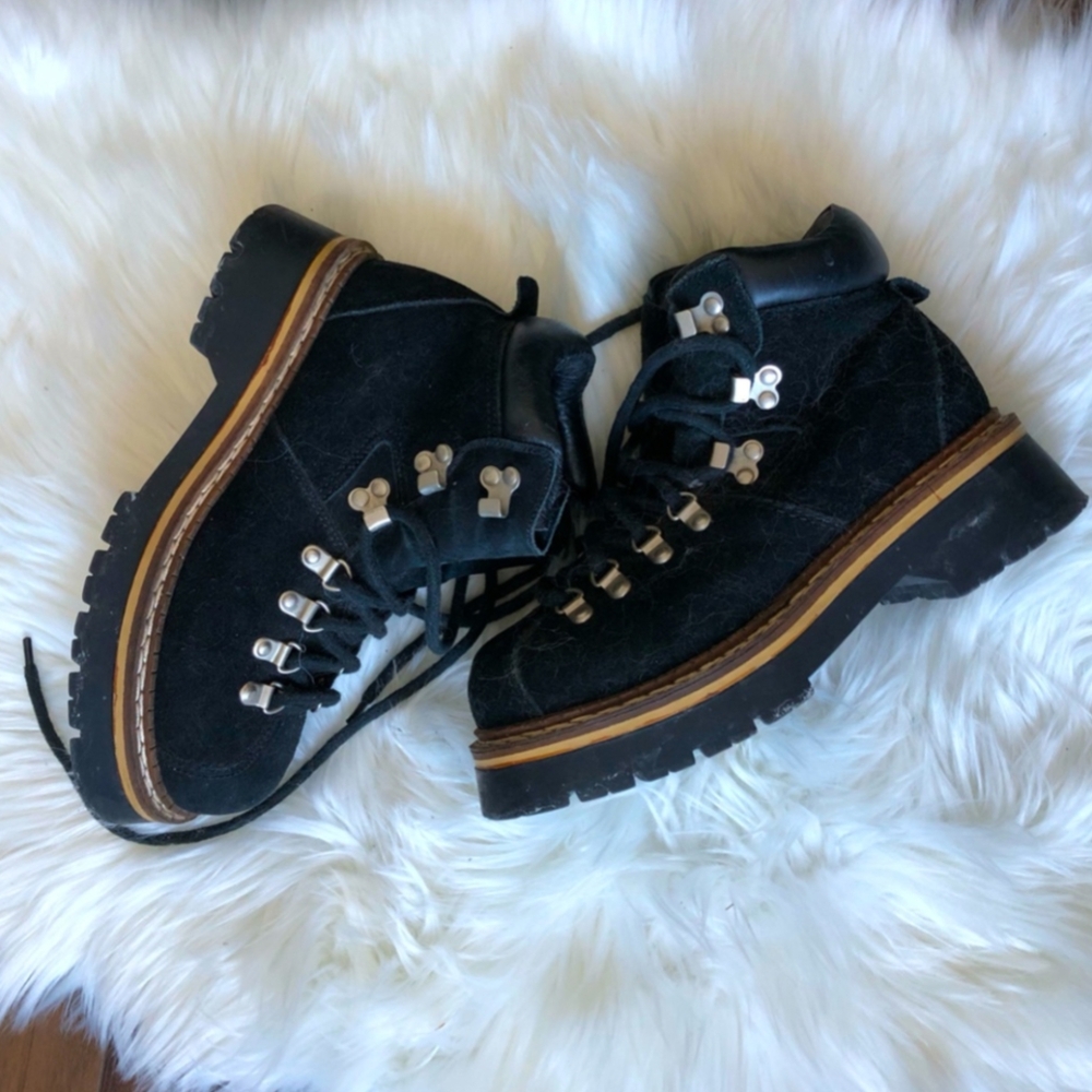 Like new Riverland Inter snow shoes suede